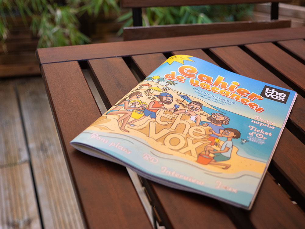 Le Cahier de Vacances de The Vox posé sur une table