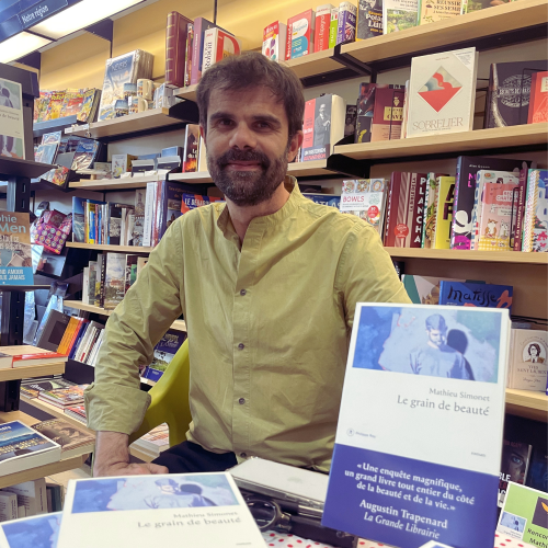 Rencontre avec Mathieu Simonet qui libère le deuil à travers « Le Grain de beauté »