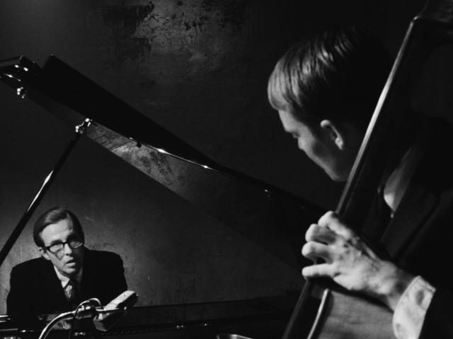 PROJECTION : Evedybody digs Bill Evans