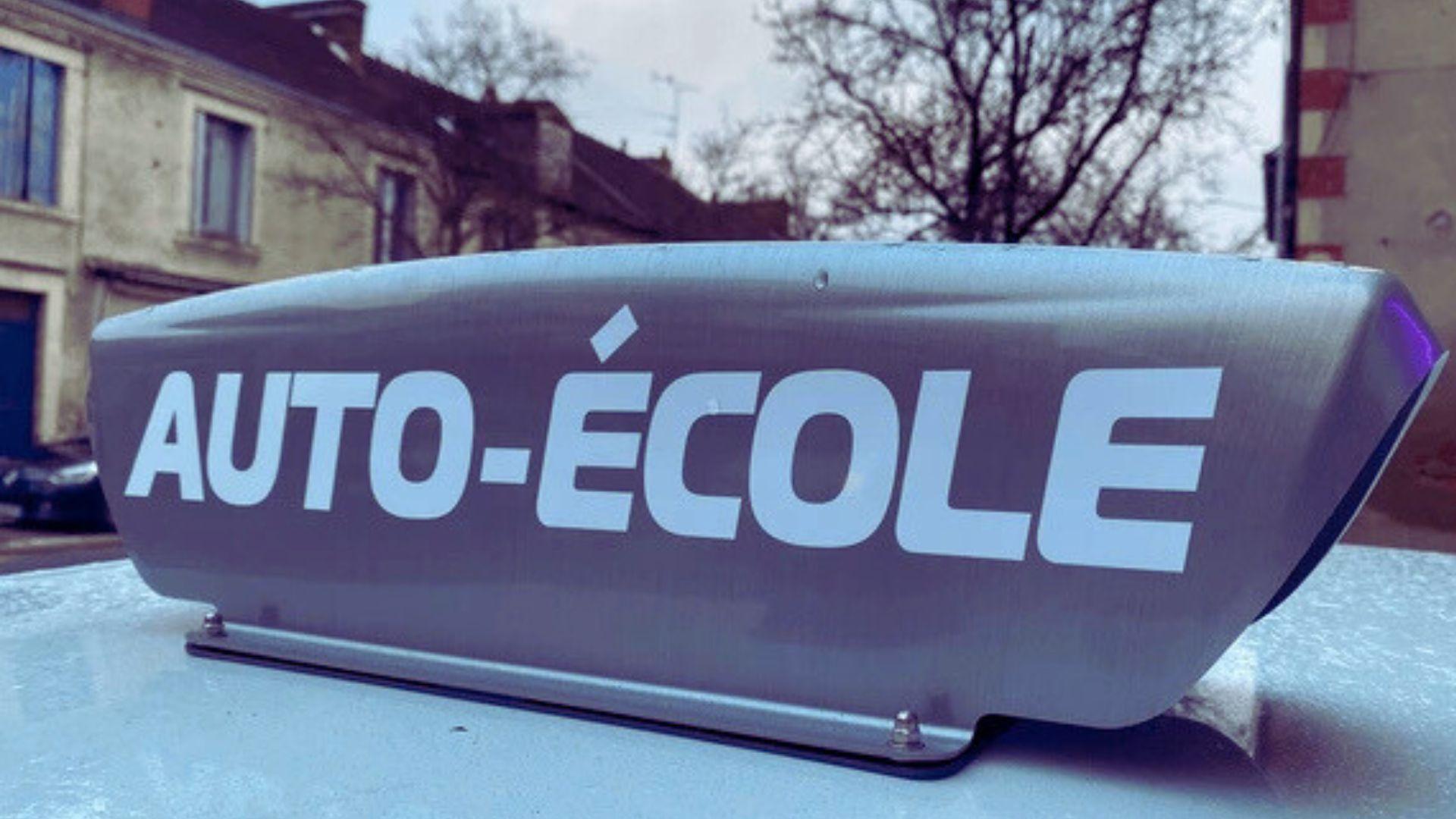 Permis de conduire : des annonces et des professionnels sceptiques