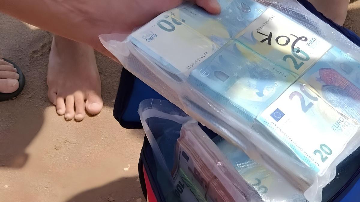 Sicile : des vacanciers trouvent 665 000 euros planqués dans des sacs Lidl sur la plage