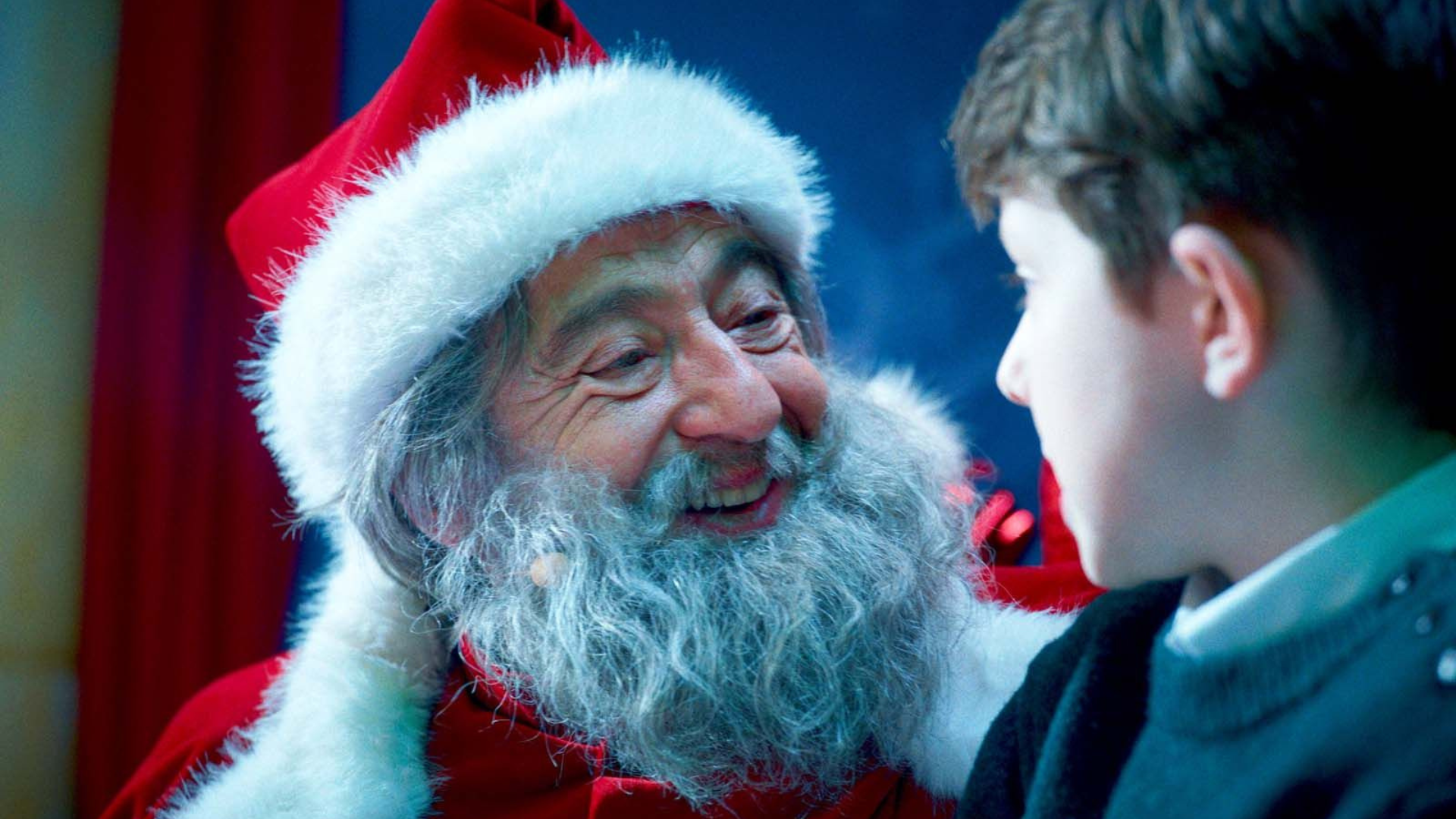 « À la poursuite du Père Noël » : Patrick Timsit révèle les coulisses d'une comédie familiale qui allie humour et émotion