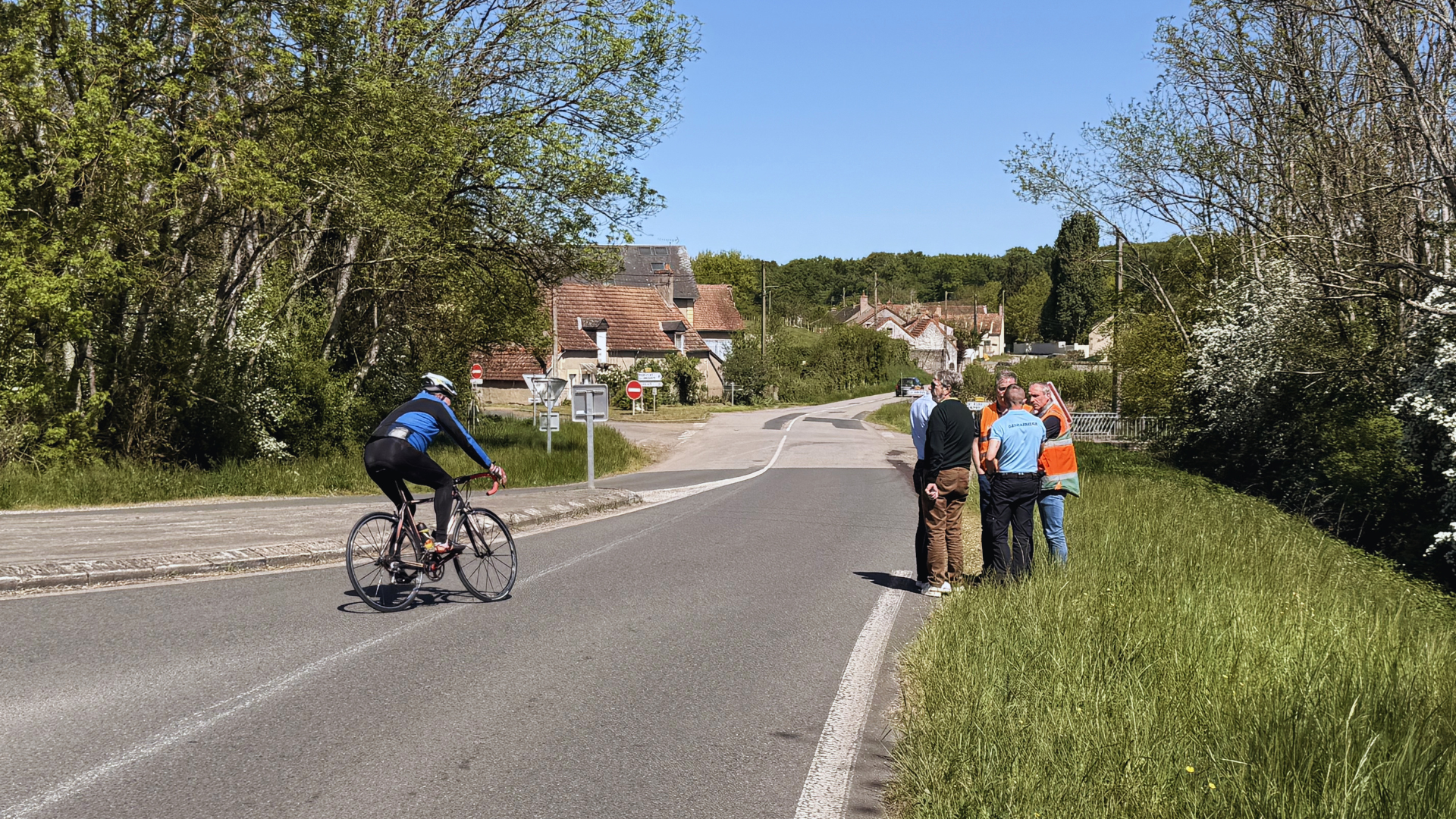 Coulanges-lès-Nevers invente le concept de “ville frôlée” du Tour de France
