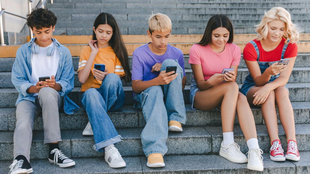 Réseaux sociaux interdits aux moins de 15 ans : le Parlement s'accorde sur un texte inédit en Europe