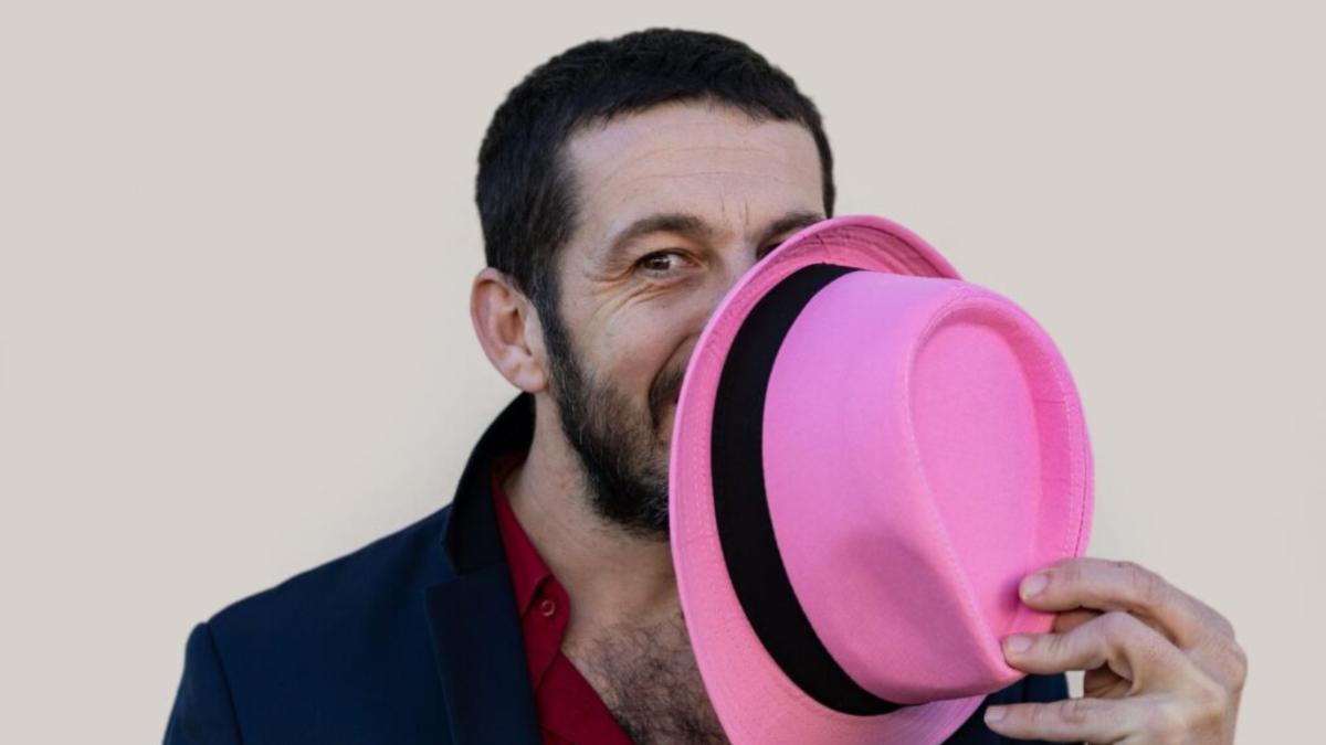 Pierre Divertito : « Éclairé par accident », un one-man-show sans tabou sur le handicap et la vie