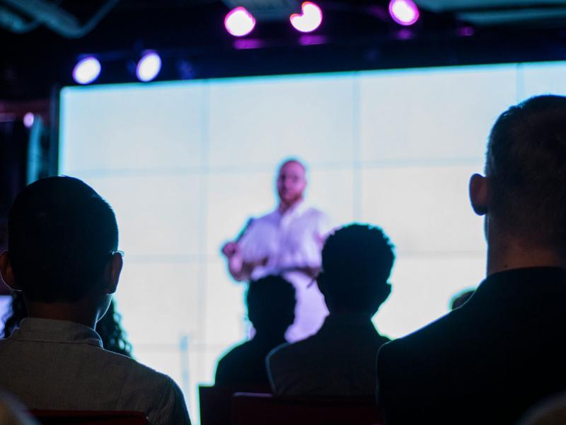 Quand les mots remplacent les actes : l'affaiblissement de la parole politique