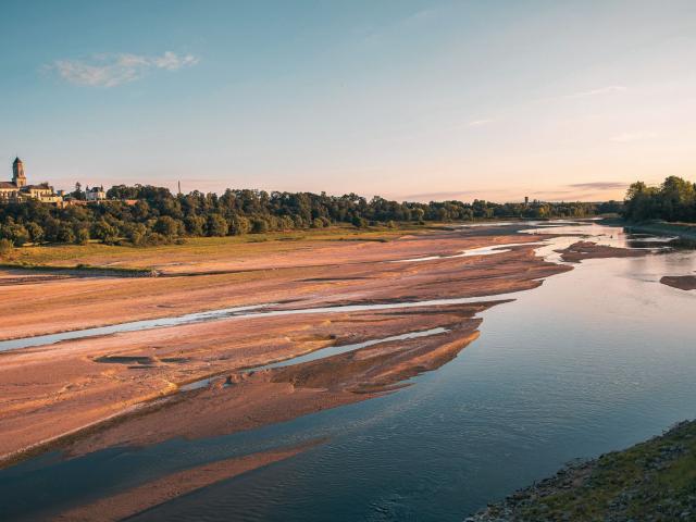 Restrictions d'eau, nucléaire, agriculture : la France encaisse une sécheresse historique