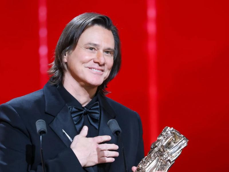 "Ce n'est pas lui" : comment un tweet a transformé le triomphe de Jim Carrey aux Césars en délire complotiste