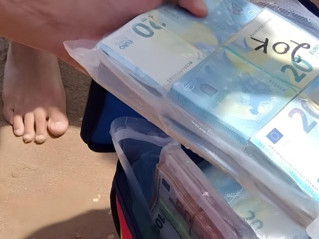 Sicile : des vacanciers trouvent 665 000 euros planqués dans des sacs Lidl sur la plage