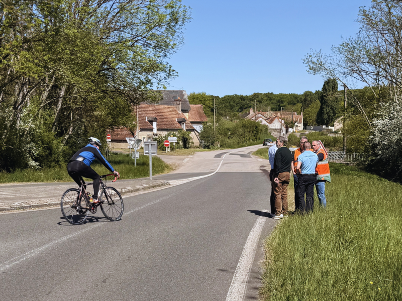 Coulanges-lès-Nevers invente le concept de “ville frôlée” du Tour de France