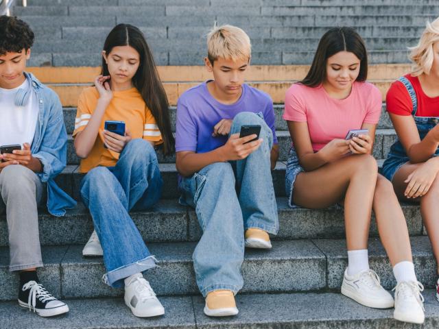 Réseaux sociaux interdits aux moins de 15 ans : le Parlement s'accorde sur un texte inédit en Europe