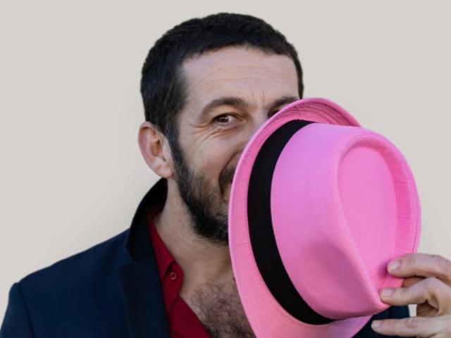 Pierre Divertito : « Éclairé par accident », un one-man-show sans tabou sur le handicap et la vie