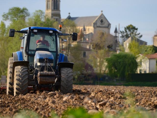 Loi d'urgence agricole : l'Assemblée adopte un texte controversé, entre satisfaction et accusations de « passage en force »